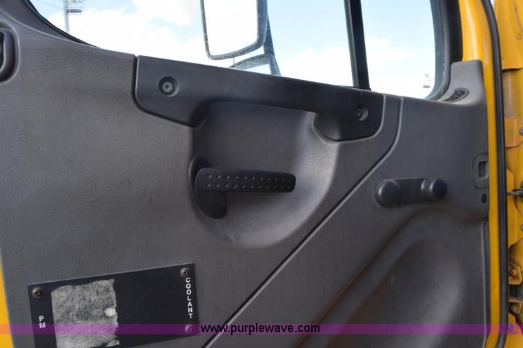 image for item J7010 2006 Freightliner Business Class M2 box truck