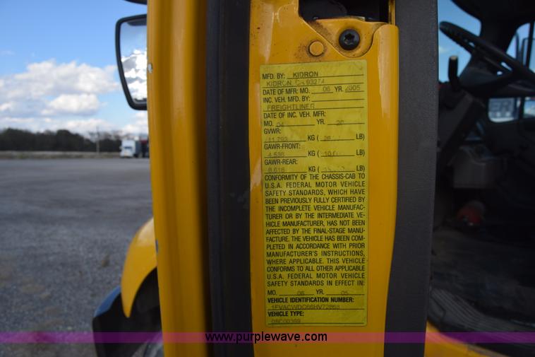 image for item J7010 2006 Freightliner Business Class M2 box truck