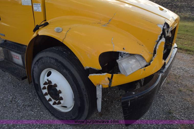 image for item J7010 2006 Freightliner Business Class M2 box truck