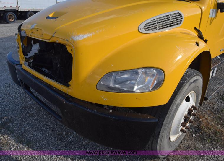 image for item J7010 2006 Freightliner Business Class M2 box truck