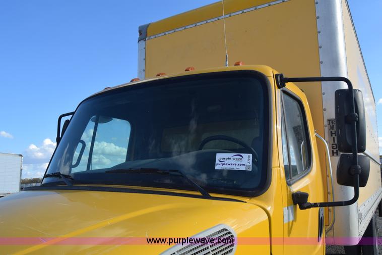 image for item J7010 2006 Freightliner Business Class M2 box truck
