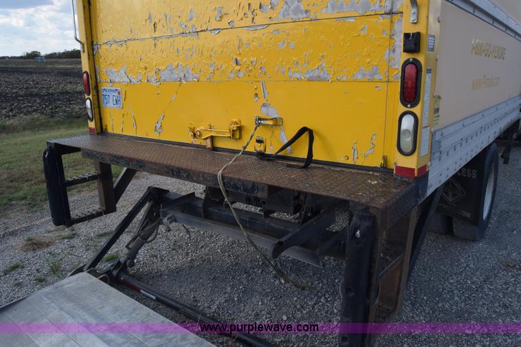 image for item J7010 2006 Freightliner Business Class M2 box truck