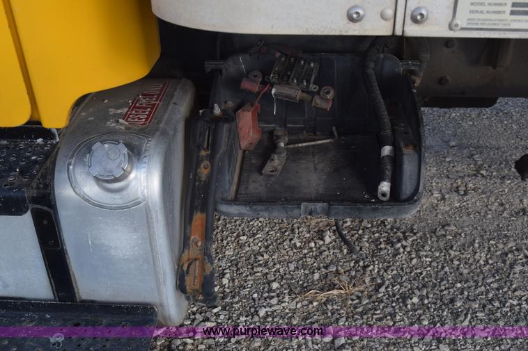 image for item J7010 2006 Freightliner Business Class M2 box truck