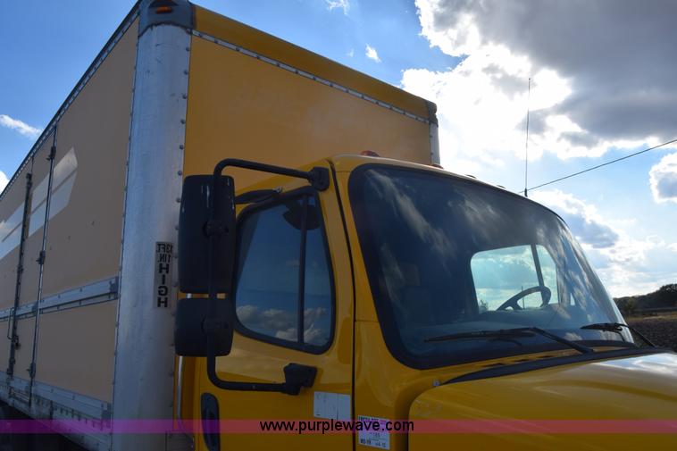 image for item J7010 2006 Freightliner Business Class M2 box truck