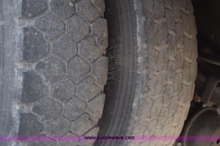 image for item J7010 2006 Freightliner Business Class M2 box truck