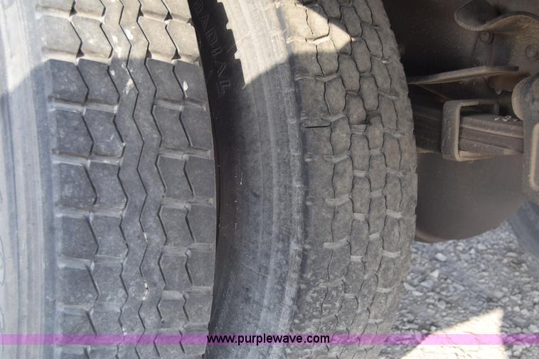 image for item J7010 2006 Freightliner Business Class M2 box truck