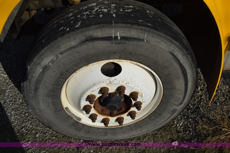 image for item J7010 2006 Freightliner Business Class M2 box truck