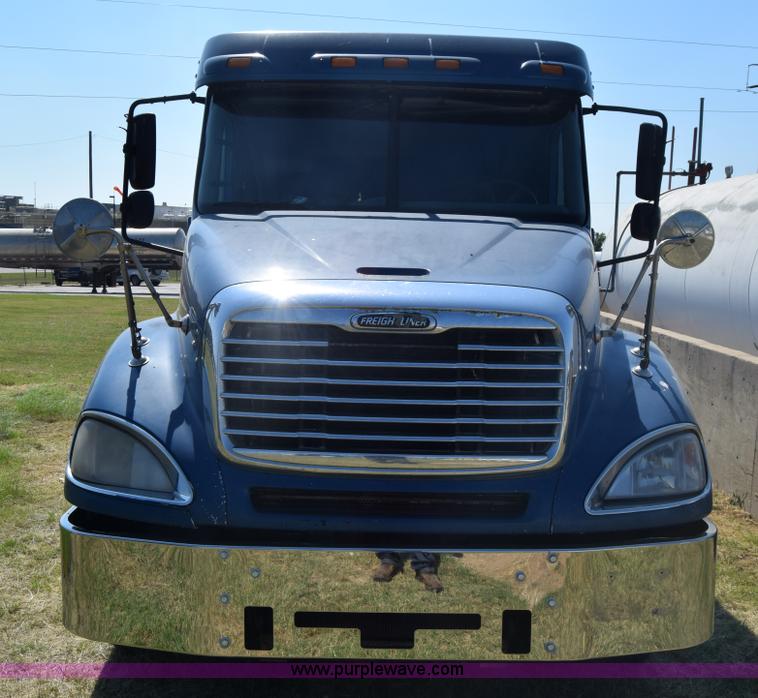 image for item J7217 2006 Freightliner Columbia semi truck