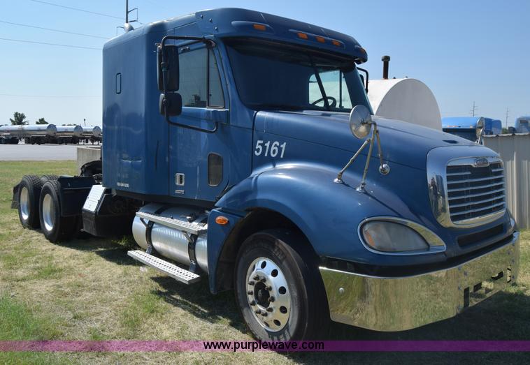 image for item J7217 2006 Freightliner Columbia semi truck