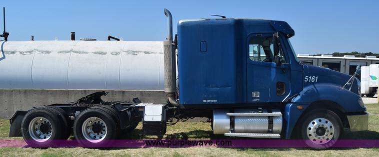 image for item J7217 2006 Freightliner Columbia semi truck