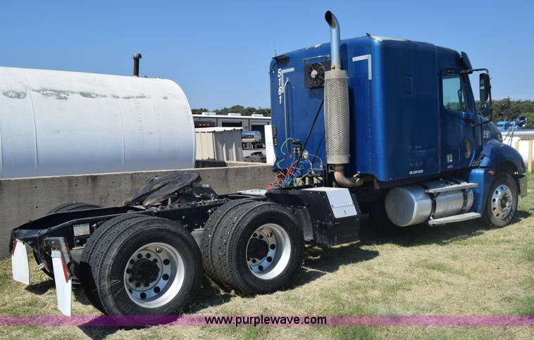 image for item J7217 2006 Freightliner Columbia semi truck