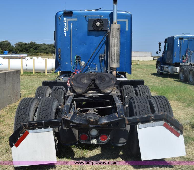 image for item J7217 2006 Freightliner Columbia semi truck