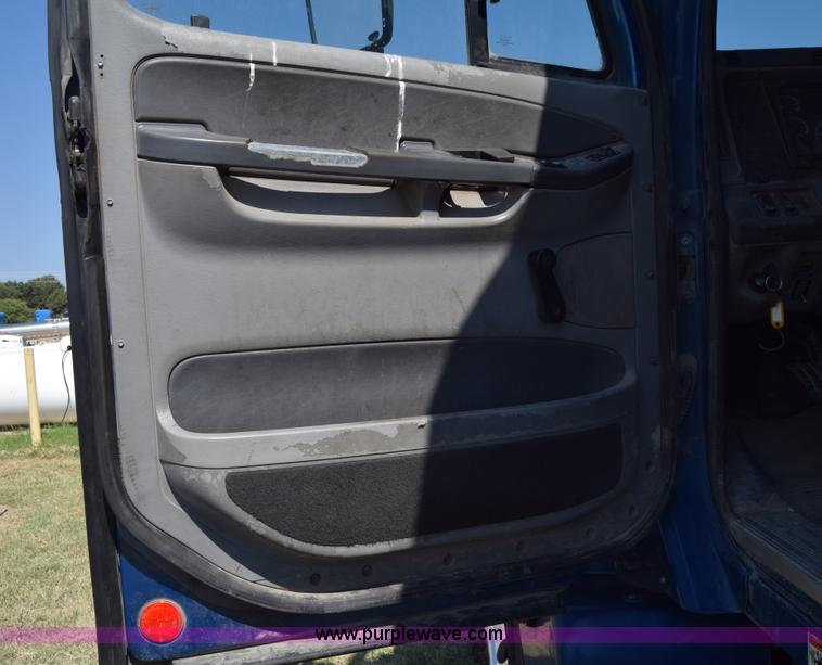 image for item J7217 2006 Freightliner Columbia semi truck