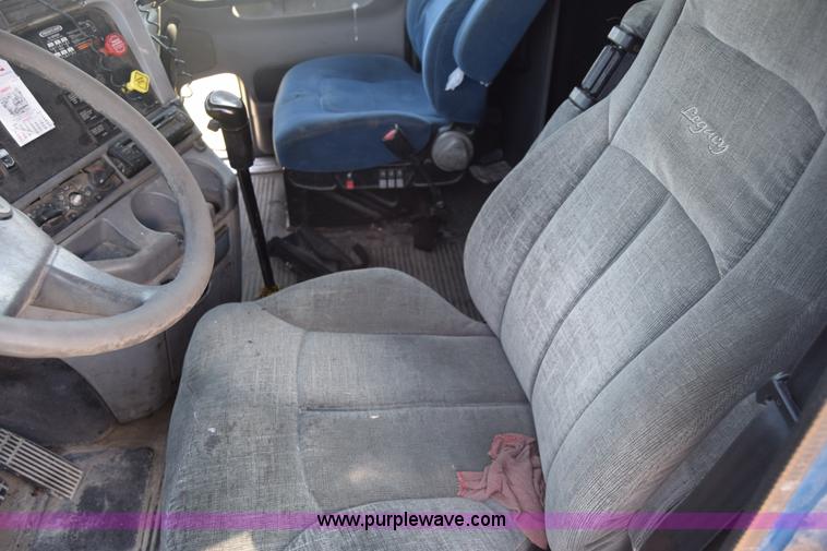 image for item J7217 2006 Freightliner Columbia semi truck