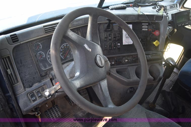 image for item J7217 2006 Freightliner Columbia semi truck