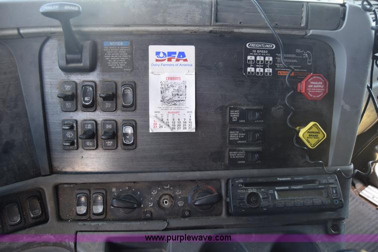 image for item J7217 2006 Freightliner Columbia semi truck