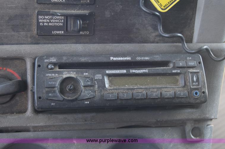 image for item J7217 2006 Freightliner Columbia semi truck