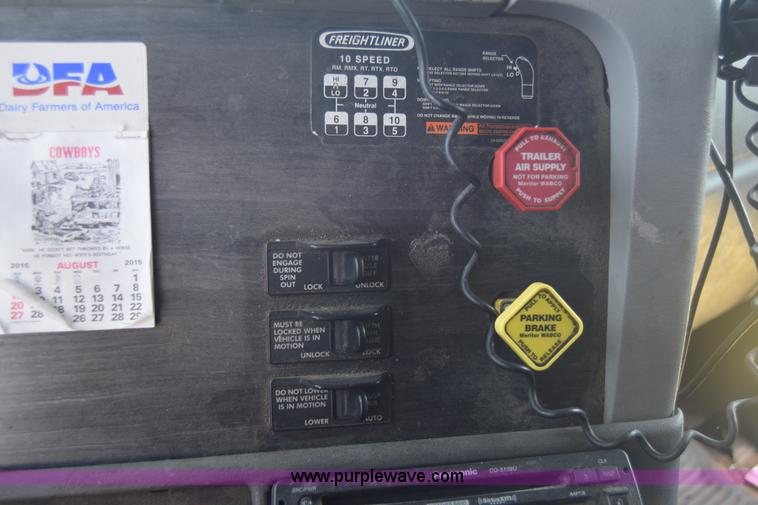 image for item J7217 2006 Freightliner Columbia semi truck