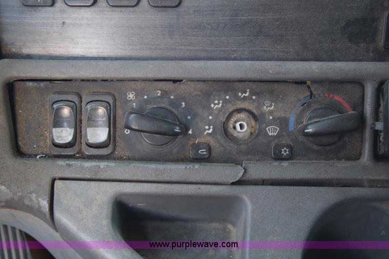 image for item J7217 2006 Freightliner Columbia semi truck