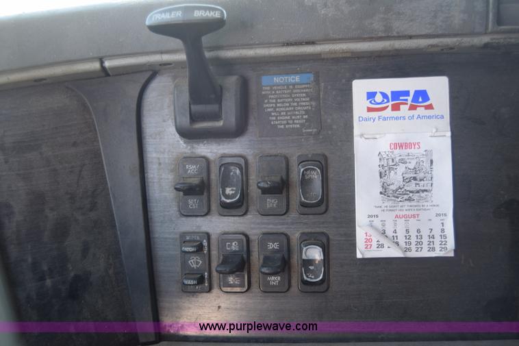 image for item J7217 2006 Freightliner Columbia semi truck