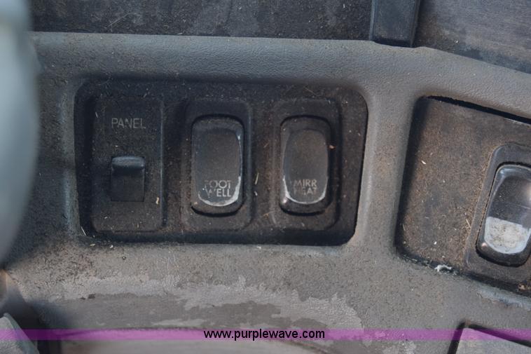 image for item J7217 2006 Freightliner Columbia semi truck