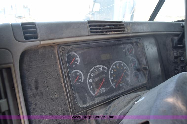 image for item J7217 2006 Freightliner Columbia semi truck