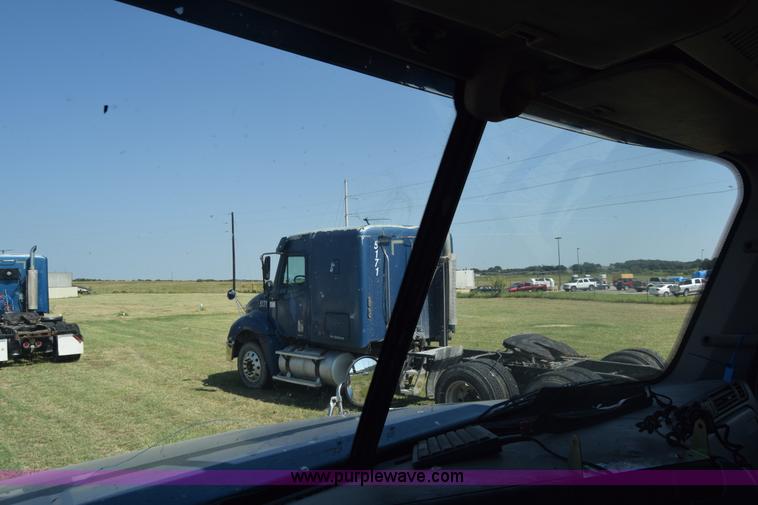 image for item J7217 2006 Freightliner Columbia semi truck