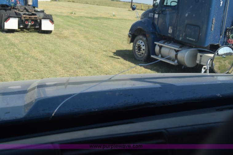 image for item J7217 2006 Freightliner Columbia semi truck