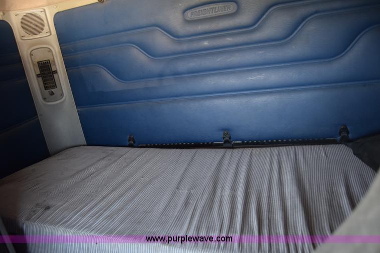 image for item J7217 2006 Freightliner Columbia semi truck