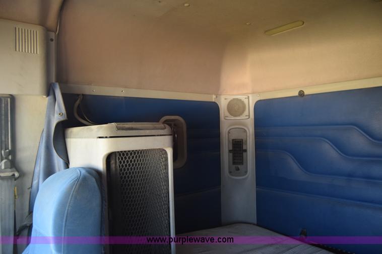 image for item J7217 2006 Freightliner Columbia semi truck