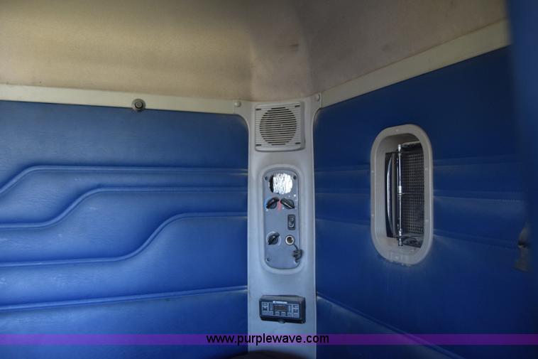 image for item J7217 2006 Freightliner Columbia semi truck