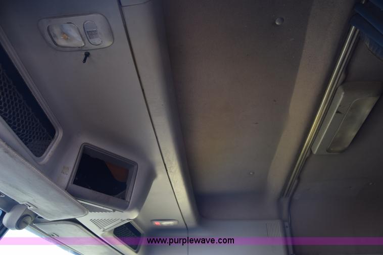 image for item J7217 2006 Freightliner Columbia semi truck