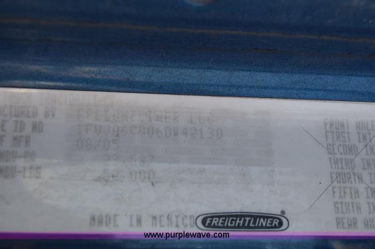 image for item J7217 2006 Freightliner Columbia semi truck