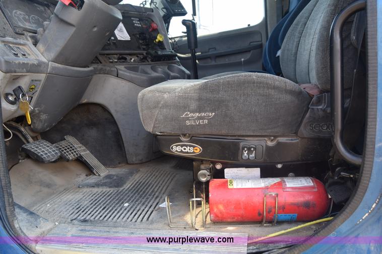 image for item J7217 2006 Freightliner Columbia semi truck