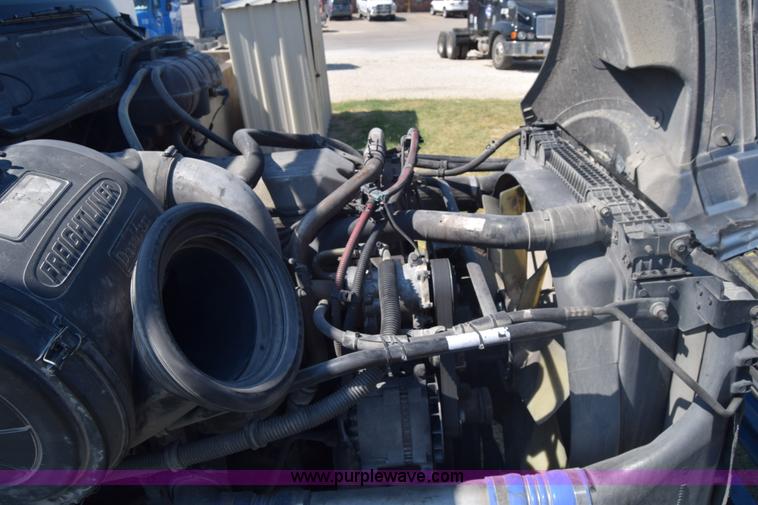 image for item J7217 2006 Freightliner Columbia semi truck