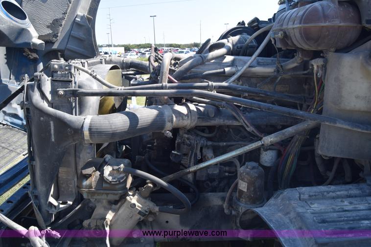 image for item J7217 2006 Freightliner Columbia semi truck