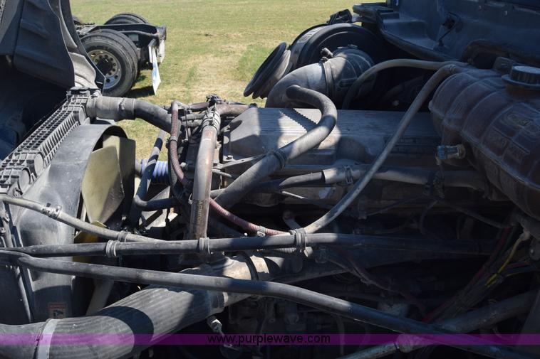 image for item J7217 2006 Freightliner Columbia semi truck