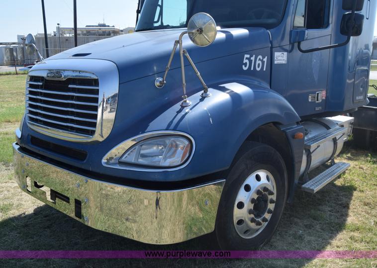 image for item J7217 2006 Freightliner Columbia semi truck