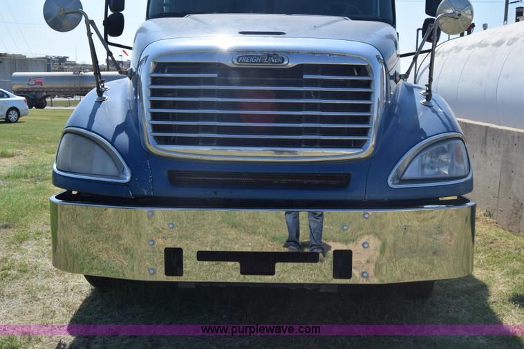 image for item J7217 2006 Freightliner Columbia semi truck