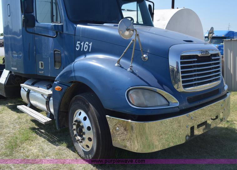 image for item J7217 2006 Freightliner Columbia semi truck