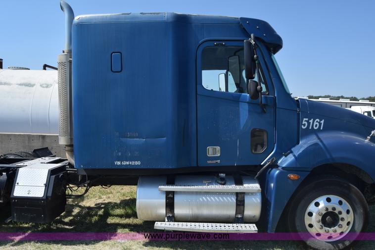 image for item J7217 2006 Freightliner Columbia semi truck