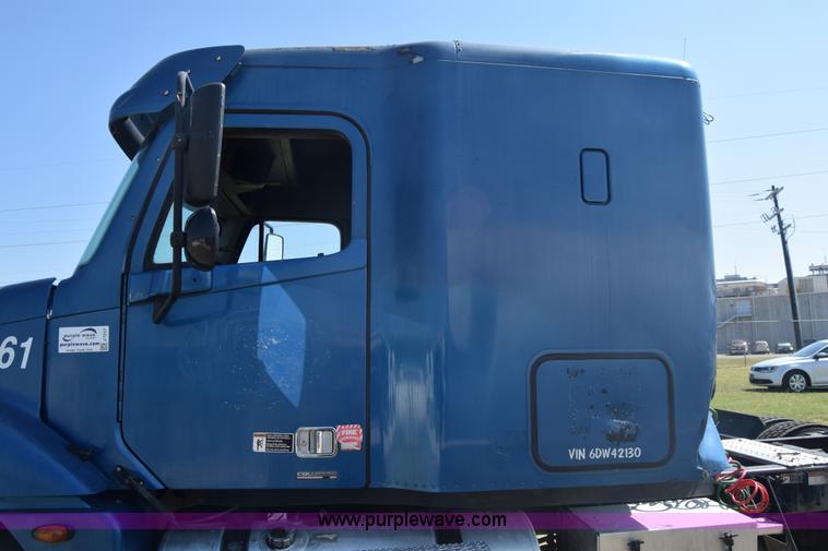 image for item J7217 2006 Freightliner Columbia semi truck