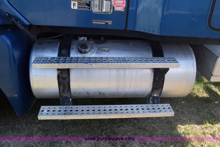 image for item J7217 2006 Freightliner Columbia semi truck