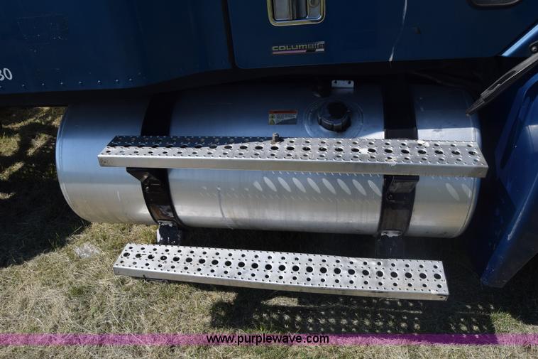 image for item J7217 2006 Freightliner Columbia semi truck