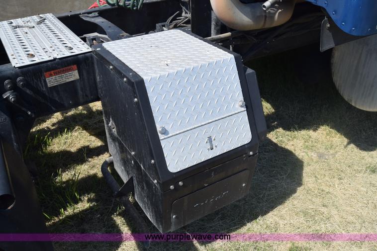 image for item J7217 2006 Freightliner Columbia semi truck