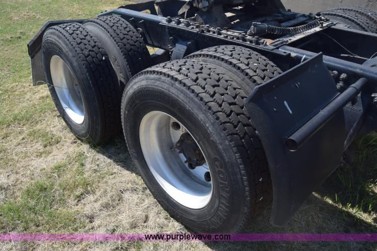 image for item J7217 2006 Freightliner Columbia semi truck