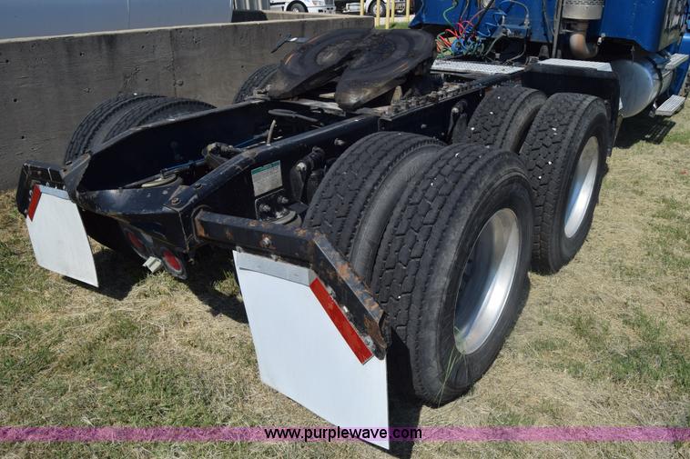 image for item J7217 2006 Freightliner Columbia semi truck