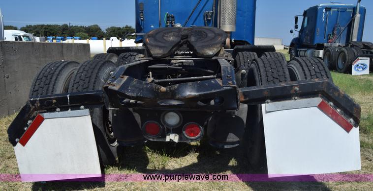 image for item J7217 2006 Freightliner Columbia semi truck