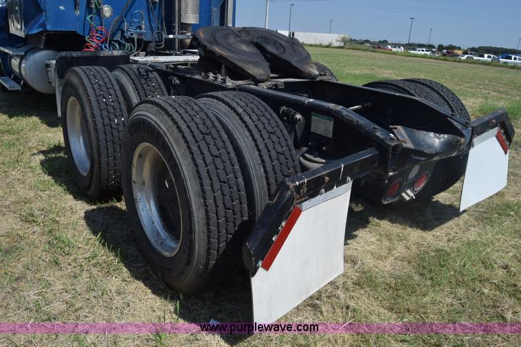 image for item J7217 2006 Freightliner Columbia semi truck