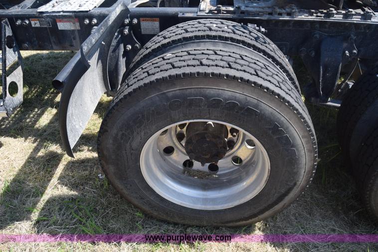 image for item J7217 2006 Freightliner Columbia semi truck